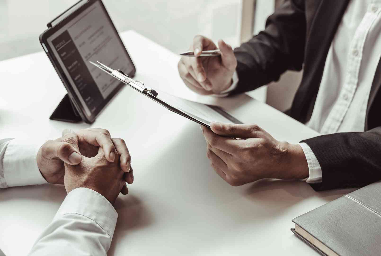 Consejos para triunfar en una entrevista laboral - artículo de GuruSoft